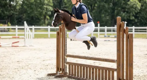 Hoch hinaus beim Hobby Horsing: Die perfekte Technik für fehlerfreie Mächtigkeitssprünge