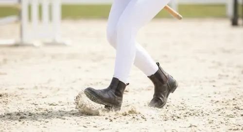 Hoch hinaus beim Hobby Horsing: Die perfekte Technik für fehlerfreie Mächtigkeitssprünge